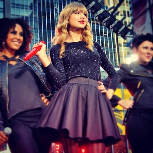 We are from Australia and was part of the  #TAYLORFOLLOWERS !!! Buy #RED NOW on iTunes !! https://t.co/STLORWHn