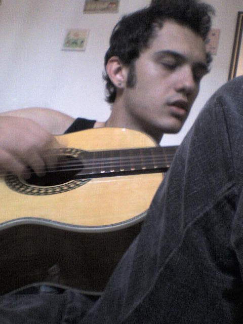 Guitarrista, fã de quadrinhos, lutador e economista. Exatamente nesta mesma ordem.