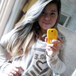 Sagitariana, 18 anos, espontânea, curiosa. Apaixonada por @justinbieber, louca por música, fotografia, esmaltes, cinema, moda e branco é minha cor favorita. (: