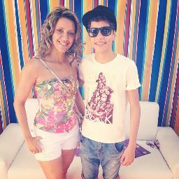 Dona do twitter @CdSantosOficial.. Siga esse twitter tbm - @MeBeijaVictor