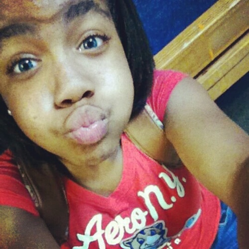 football players are my weakness , but yet I love one . oan follow me I follows backk . instagram @quilla__ . I follows back ❤