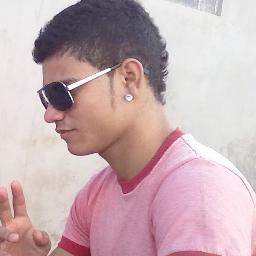 hehe..um garoto diferente e gosta de curtir a vida ao maximo...sem fronteiras