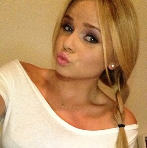 Alli Michelle Simpson to you, but to me she is an Inspiration, A rolemodel, the most gorgeous gal I've ever seen. Supporting the amazing alli til the end3