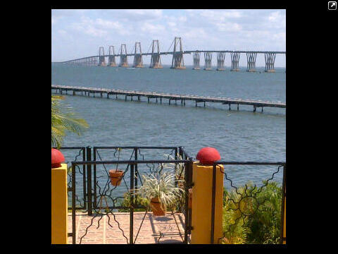 Restaurant Turístico con vista al puente sobre el lago de Maracaibo