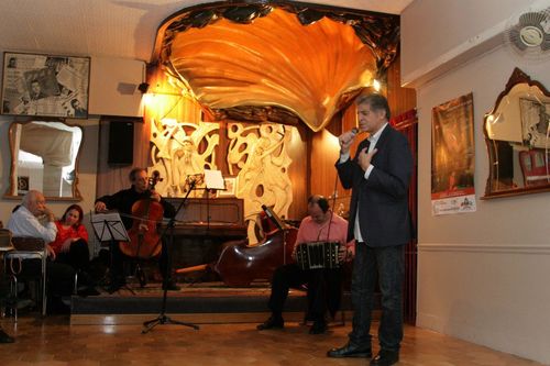 Presentador y coordinador de espectáculos de tango y folklore argentino