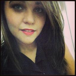 17 anos, ariana, solteira, morena, olhos verdes ...