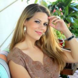 Química y Experta en Cosmética Dermofarmacéutica.
Directora y Co-fundadora de BeautyFever.