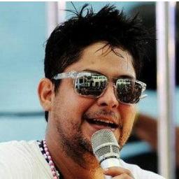 Deus fez a terra e o céu ,Fez você e o seu mel, E me fez só pra te amar..♫ 
Since: 19/12/11.Seguido por @jemNEWS Dona: http://t.co/rZfsDZRY