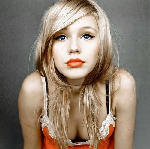 It's hard to care.I moved here to start a new life and fix a broken heart(OUAT rp,age20,single )