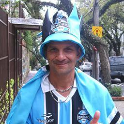O pai daquele garotinho que está entrando na adolecencia e nunca viu o seu time ser campeão.
