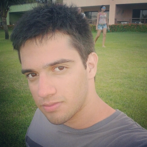Pseudo-poeta e aspirante de medicina. É vagando pela escuridão da minha mente que irei encontrar o verdadeiro eu. - Vinícius Albuquerque