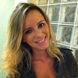 Jornalista por formação, amante da fotografia, encantada pelo teatro e pela moda, fascinada pelo cinema e uma insaciável paixão por futebol e política.