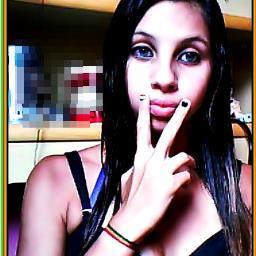 15 aninhos 16/01 , Solteira , capricorniana =D 
        Maiis ?!  Seguii ae =D
