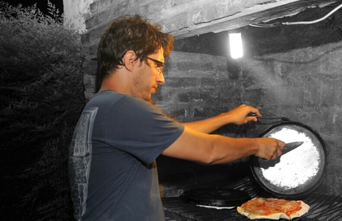 La caja de la pizza es cuadrada, la pizza es redonda y el trozo de pizza es triangular, nada tiene sentido en esta vida.