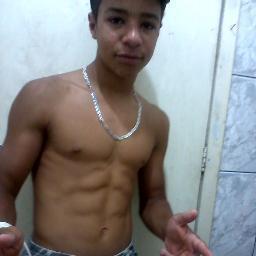 sou um menino que amo minha familia e meus amigos e  Deus acima de tudo e de todos