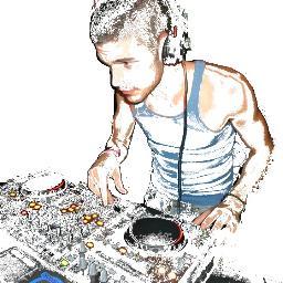 RaVega se inició en este camino gracias al sonido del mejor Tech-House del 2012 y la influencia de varios amigos que hoy en día son compañeros de cabina.
