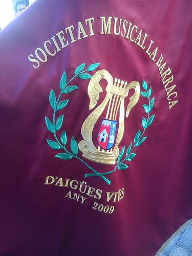 La Banda de la Societat Musical de La Barraca d'Aigües Vives va ser fundada l'any 2008. En 2014 compleix 5 anys amb nous projectes i treballs. -Telf. 603821610-