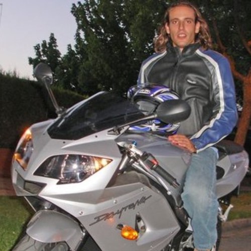Sevillano, andaluz y jartible sevillano carnavalero. Amante del motor y enemigo de las incongruencias.