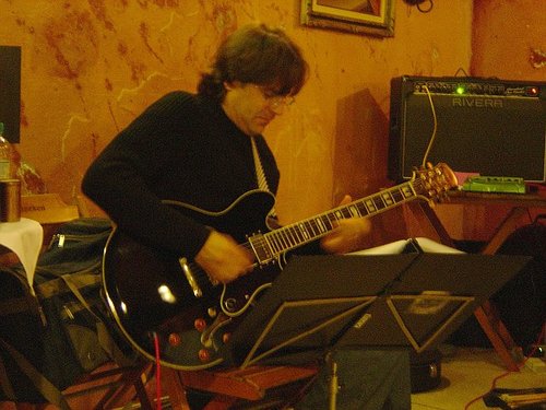 Guitarrista e Produtor Musical. Professor de Música desde 1990. Também graduado em Ciências Sociais, professor de Ciências Humanas.