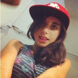 Uma menina que gosta de estar sempre com os amigos e familia...que nao troca os amigos por nada !!