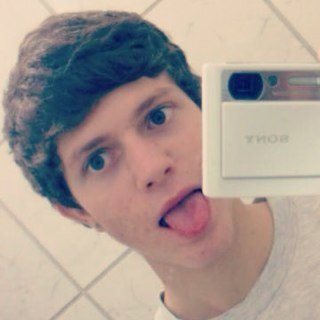 Acadêmico de direito, chato, enjoado, anti-social, surfista.