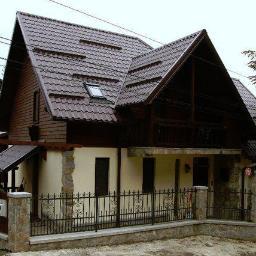 Vila cu 4 camere duble, din care 3 au baie individuala, un living, dinning spatios, bucatarie complet utilata, parcare, gratar, sauna.