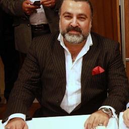 İK Düşünürü, Mentor, Ilham veren, Girişimci, Yazar, Kolleksiyoner, Düş Gezgini, Seyyah...
Kimi ölüler bize ne kadar yakın, kimi yaşayanlar ne kadar ölü...