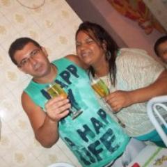 Eu amo minha família,sou muito feliz e enfrento td de cabeça erguida! ''O mundo pode até fazer vc chorar mais deus me quer sorrindo =)