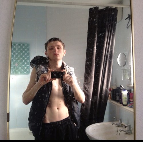 Heyy people i am ashley bradbury follow me plz i am 18 i am a gamer