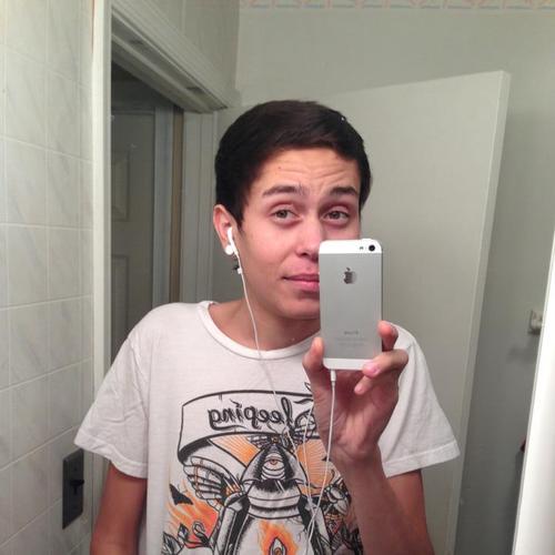 My Name is Ben, I love to play video games  i'm a funny person i'm fun to be around but don't you talk shit about i'f you do i hope you Step on a FUCKING lego..