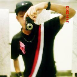 Quem muito fala , pouco faz e quem se define se limita ;*