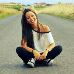 Diplomada en Turismo, Máster en Dirección Tca Internacional y Máster en protocolo y org de eventos. Entusiasta, inconformista, creativa, viajera y romántica