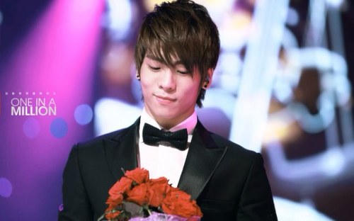 บลิงบลิงคิมจงฮยอนจากชายนี่ ผมหล่อ เสียงดี หุ่นเซ็กซี่และขี้เล่น ฟอลแล้วรักฟอลแล้วหลง.///. อยากรักอยากหลงจงฟอลจัสต์อะบอทน็อตเรียล~