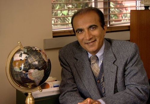 Director del Instituto McKinley. En mi tiempo libre me gusta ponerme mallas. Miembro del Single For Life.#SPGleeFakes
