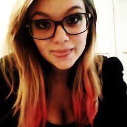Gaucha,15 anos, mais velha a cada 30 de maio.Teimosa, curiosa, irritante, paranoica. Falta simpatia, sobra dificuldade em puxar assunto.