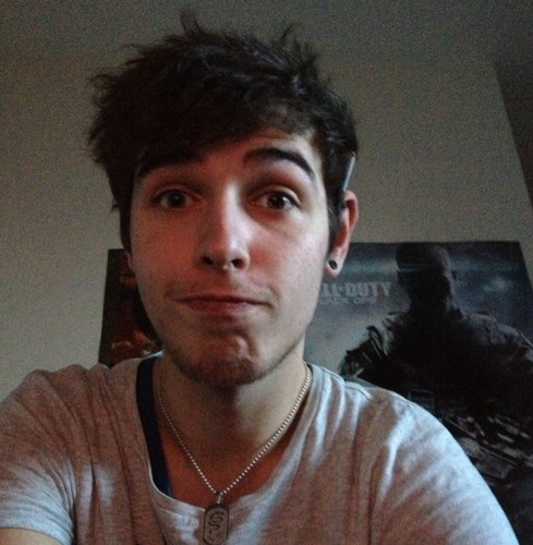 Im 19, work sucks but enjoy booze, friends, partying and gaming...love having fun :D hate unhappy people :)