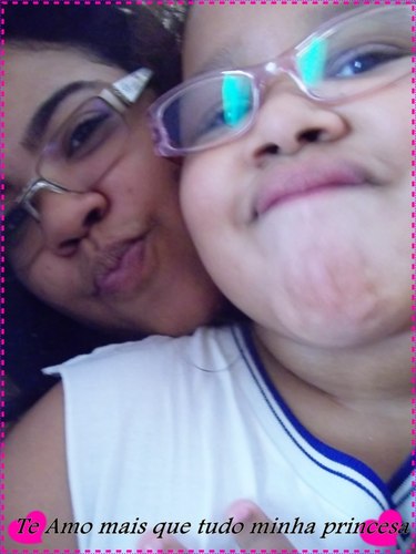 “Sou viciada em chocolate branco, amo dias nublados, odeio distancia, minhas amigas são extremamente importantes para mim.