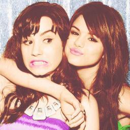 Fui fazer uma Bio, mas a Demi apareceu aqui pra comer brigadeio, mas te digo , tava gostosoo ^^ Love U @ddlovato