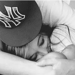 Soy ese chico tierno que todas quieren, pero que probablemente lo cambiarías por un patán.
 Aferrado a tu amor.