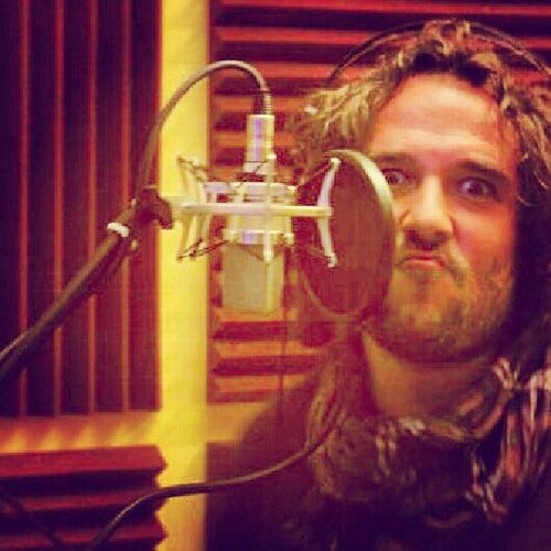 Cantante ...musicista sempre alla ricerca di un posto in cui vivere!!! Seguimi sul mio sito ufficiale!! keep on rockin'!!