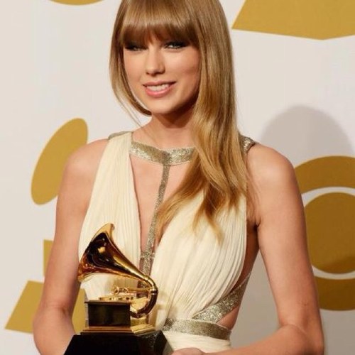 Estou no @FC_JogosVorazes e @LovatofeatSwift
