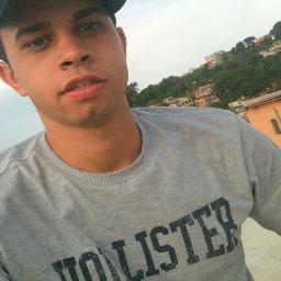 Estudante de Informática, Solteiro, 18 anos ... Romantido tento ser ... Jesus o Sol, o mar e o Reegue!