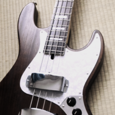 Stu No Twitter ジャズベース用のフィンガーランプ自作 した 車庫にある親父が以前作った農具とか入れとく棚の一部を切断して作った 両面テープとか新たにネジ穴開けるは避けたかったので ピックガードのネジ穴を利用して固定しました おおざっぱすぎ Http T Co