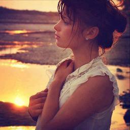 nona16064981's profile picture. لم أحبك بِ قلبي فقط أنا أحببتك بِ عقلي ايضاً لذلك من الصعب جداً نسيانك أو حتى أهمالك لمدة دقيقه قلبي يذكر عقلي بك