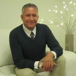 Felizmente casado, alegre, sencillo, amigo de los amigos, un ser humano con virtudes y defectos, que quiere pasar por esta vida y vivirla sin hacer daño a nadie