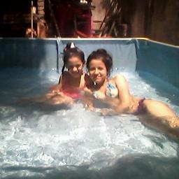 Hola, seguime y te sigo! Soy Directioner mi debilidad es Louis Tomlinson tengo 7 años y AMO A MI HERMANA @LuanaMartiino