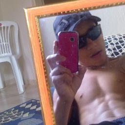Quem sou eu?sou akele que vc nunca será,e tipo adoro que me Invejem e Odeiem,pois ninguem inveja o feio e odeia o fraco ^^