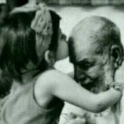 فقد أبي منذ قدومي لهذه الدنيا .. صدقه جاريه له .. أبي انَت النَعِيم الِذيّ سّأظَل ابكِيّ عَلىْ فقَدانہ عُمراً .