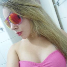 17 anos...
Estudante. Leonina,Santista roxa  e
 sou legal e bem humorada,sou feliz assim...