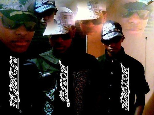 estudio produccion industrial, como tegnologia,soy musico,baterista profecional,guitarista aprendis,soy filosofo, amo el saver ,soy fanatico de la metalica